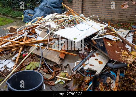 Bauabfälle stapelten sich während einer Hausrenovierung mit alten Heizsystemen, Holz, Kunststoff, Strom und Verkabelung in den Niederlanden Stockfoto