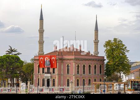 Edirne, Türkei - 17. Oktober 2023: Rathaus Der Gemeinde Edirne Mit Türkischen Fahnen, Herbsttag. Stockfoto