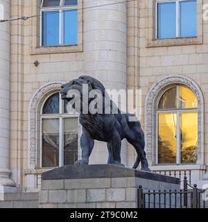 Sofia, Bulgarien - 16. Oktober 2023: Große Löwenskulptur vor dem Justizpalast am Vitosha Boulevard. Stockfoto