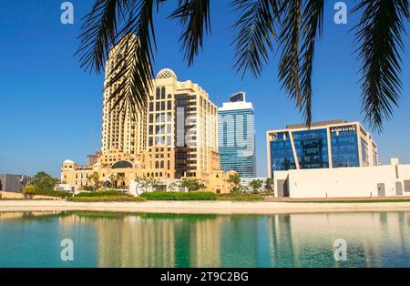 Dubai VAE - 23. August 2020: Arjaan von Rotana und Samsung Büro mit Park und See in Media City Stockfoto