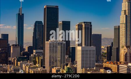 Die Hochhäuser der Innenstadt von Los Angeles an einem sonnigen Tag - LOS ANGELES, USA - 5. NOVEMBER 2023 Stockfoto