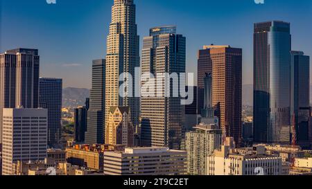 Die Hochhäuser der Innenstadt von Los Angeles an einem sonnigen Tag - LOS ANGELES, USA - 5. NOVEMBER 2023 Stockfoto