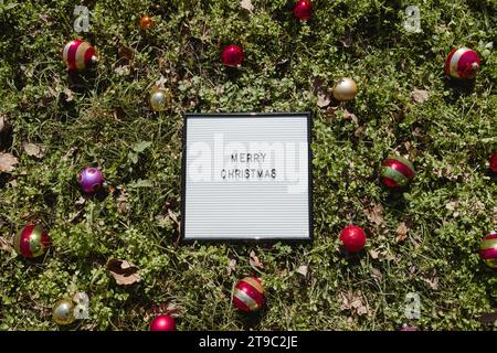 Frohe Weihnachtsbriefe und Wörter auf einem Whiteboard Stockfoto
