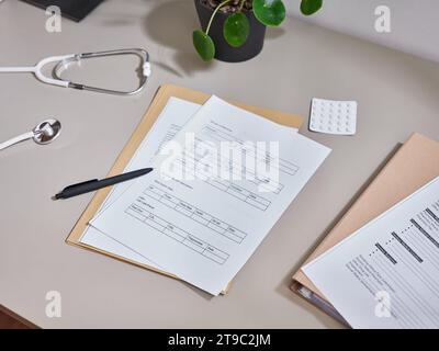 Von oben liegen medizinische Papiere auf dem Tisch des Arztes Stockfoto