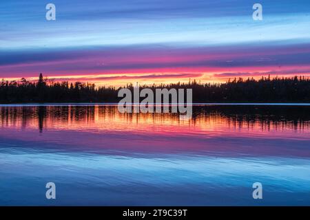 Sonnenuntergang am Lac du Mâle, Provinz Quebec, Kanada. Stockfoto