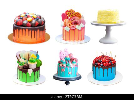 Verschiedene regenbogenfarbene Kuchen isoliert auf weißem Hintergrund. Süßigkeiten dekoriert mit frischen Beeren und Blumen für den Urlaub. Rot, orange, gelb, grün Stockfoto