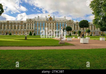 St. Petersburg - Russland 4. Oktober 2022: Garten und See vor dem Katharinenpalast in Tsarskoe Selo, Puschkin. Catherine 2, Der Große Palast Stockfoto