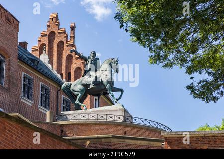 Krakau, Polen - 18. Juli 2023: Denkmal des polnischen Helden der Unabhängigkeit Tadeusz Kosciuszko am Eingang der Königlichen Burg Wawel in Krakau Malopolska in Polen Stockfoto