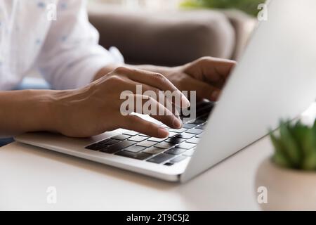 Abgeschnittene Nahaufnahme unbekannte weibliche Angestelltenarbeit entfernt auf dem Laptop Stockfoto