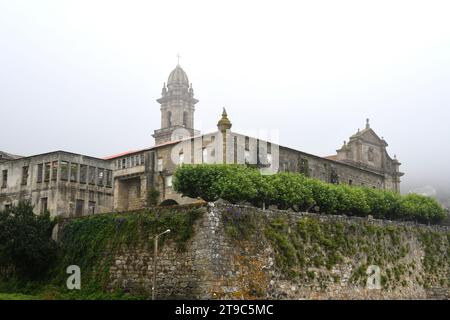 Oia oder Oya, Real Monasterio de Santa Maria de Oia unter dem Nebel. Pontevedra, Galicien, Spanien. Stockfoto