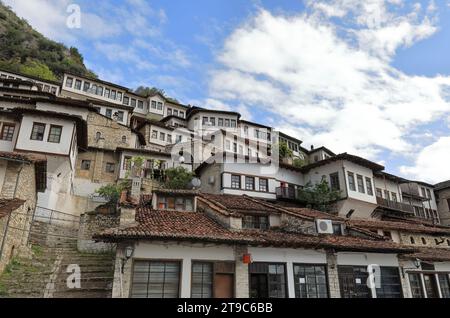 065 „Thousand Windows“- oder „Windows over Windows“-Häuser im Stadtteil Mangalem am Nordufer des Osum. Berat-Albanien. Stockfoto