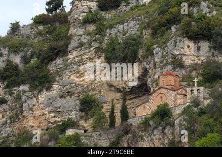 067 mittelalterliches, byzantinisches, XIV Jahrhundert St. Michaels Kirche wurde an der Klippe oberhalb des Flusses und unterhalb der Burg erbaut. Berat-Albanien. Stockfoto