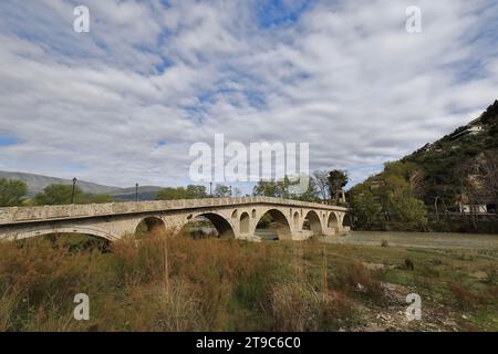 072 osmanische Gorica-Brücke über den Fluss Osum zwischen dem linken Südufer Gorica und dem nördlichen Mangalem-Distrikt. Berat-Albanien. Stockfoto