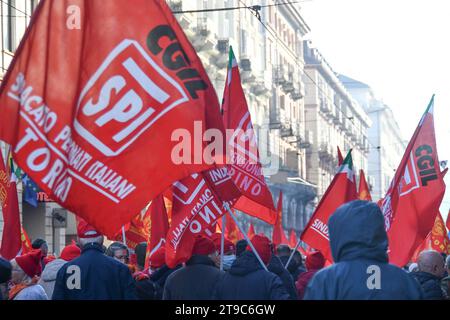 Torino, Turin, Italien, 24. November 2023, CGIL UIL gewerkschaftsdemonstration 24. November 2023 in Turin während der „ADESSO BASTA“ Sciopero generale CGIL UIL – 24. November 2023 – Reportage Stockfoto