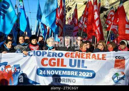 Torino, Turin, Italien, 24. November 2023, CGIL UIL gewerkschaftsdemonstration 24. November 2023 in Turin während der „ADESSO BASTA“ Sciopero generale CGIL UIL – 24. November 2023 – Reportage Stockfoto
