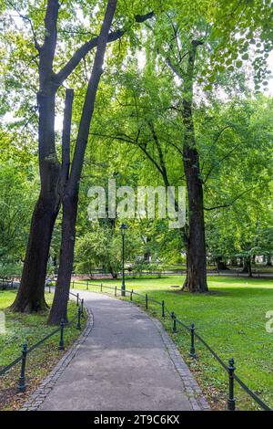 Spaziergang durch den Planty Park in Krakau in Polen. Der Park bildet einen beliebten malerischen Fußweg rund um die Altstadt Stockfoto