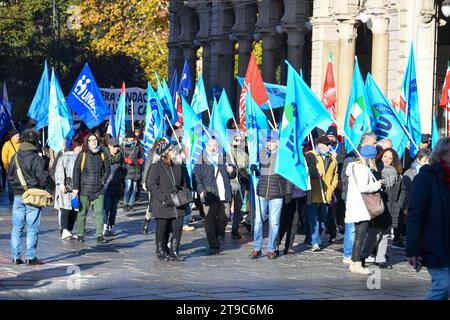 Torino, Turin, Italien, 24. November 2023, CGIL UIL gewerkschaftsdemonstration 24. November 2023 in Turin während der „ADESSO BASTA“ Sciopero generale CGIL UIL – 24. November 2023 – Reportage Stockfoto