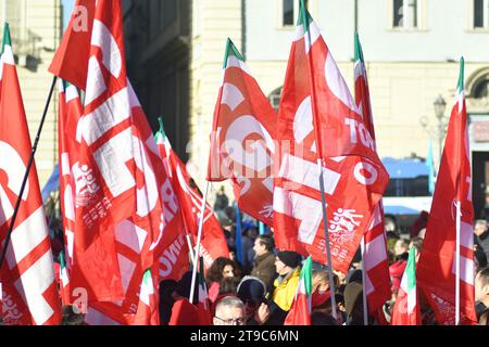 Torino, Turin, Italien, 24. November 2023, CGIL UIL gewerkschaftsdemonstration 24. November 2023 in Turin während der „ADESSO BASTA“ Sciopero generale CGIL UIL – 24. November 2023 – Reportage Stockfoto
