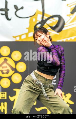 Junge Teenager-Tänzerin in Straßenkleidung, die beim jährlichen Yosakoi-Tanzfestival Kyusyu Gassai in Kumamoto auf der Bühne tanzt. Stockfoto