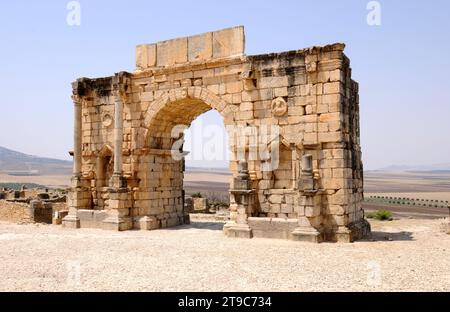 Volubilis, Berber und römische Stadt (vom 3.. Jahrhundert v. Chr. bis zum 11.. Jahrhundert AC), Weltkulturerbe. Arch von Caracalla, Nordseite. Meknes, Marokko. Stockfoto