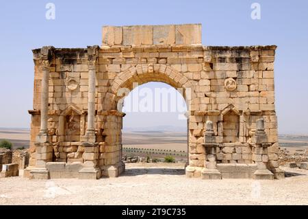 Volubilis, Berber und römische Stadt (vom 3.. Jahrhundert v. Chr. bis zum 11.. Jahrhundert AC), Weltkulturerbe. Arch von Caracalla, Nordseite. Meknes, Marokko. Stockfoto