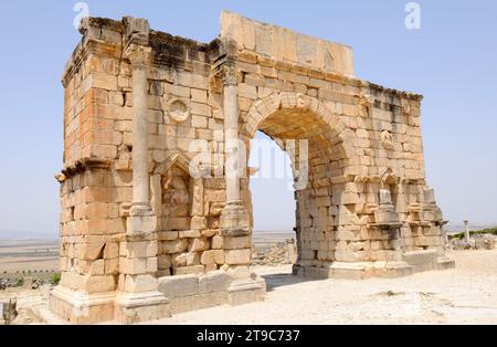 Volubilis, Berber und römische Stadt (vom 3.. Jahrhundert v. Chr. bis zum 11.. Jahrhundert AC), Weltkulturerbe. Arch von Caracalla, Nordseite. Meknes, Marokko. Stockfoto