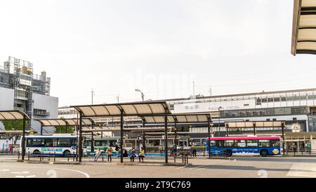 Busbahnhof, Terminal vor dem JR Fukuyama Zug und shinkansen Bahnhof an einem sonnigen Frühlingstag. Drei Busse und einige Passagiere warten. Stockfoto