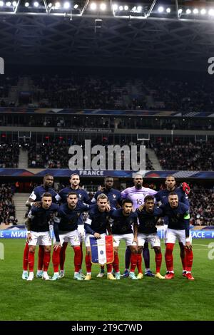 Nizza, Frankreich. November 2023. Die Frankreich, die elf anfangen, stehen vor dem Start für ein Teamfoto in der hinteren Reihe ( L bis R ); Marcus Thuram, Adrien Rabiot, Dayot Upemacano, Mike Maignan und Jean-Clair Todibo in der ersten Reihe ( L bis R ); Jonathan Clauss, Theo Hernandez, Antoine Griezmann, Warren Zaire-Emery, Kingsley Coman und Kylian Mbappe im Qualifikationsspiel zur UEFA-Europameisterschaft im Allianz Riviera Stadium in Nizza. Der Bildnachweis sollte lauten: Jonathan Moscrop/Sportimage Credit: Sportimage Ltd/Alamy Live News Stockfoto