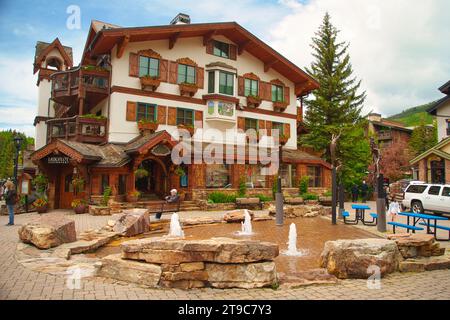 Vail, CO: 17. Juni 2023 - Panoramablick auf das wunderschöne alpine Vail Dorf - ein berühmtes Skigebiet in Colorado Stockfoto