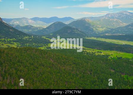 Panoramablick auf die wunderschöne Landschaft des Rocky Mountains im Estes Park in Colorado, USA Stockfoto