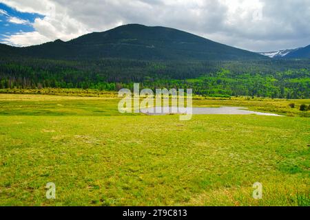 Panoramablick auf die wunderschöne Landschaft des Rocky Mountains im Estes Park in Colorado, USA Stockfoto