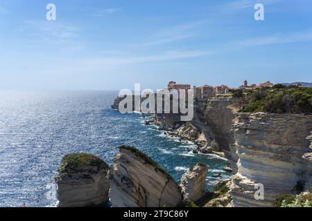 Ein sonniger Tag in Bonifacio, Korsika, der Stadt auf einer Klippe. Das blaue Meer verschmilzt nahtlos mit dem azurblauen Himmel und bietet einen atemberaubenden blick auf die Küste. Stockfoto