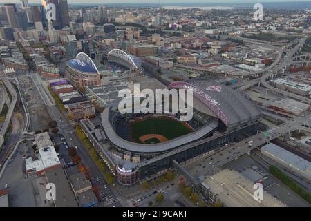 Eine allgemeine Gesamtansicht des T-Mobile Park (Vordergrundlage) und des Lumen Fieldon vom 23. Oktober 2023 in Seattle, Washington. (Foto: Kirby Lee/Getty Imag Stockfoto