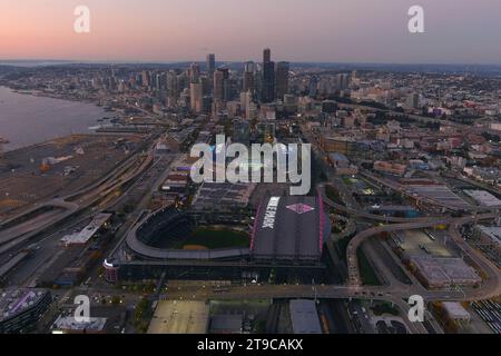 Eine allgemeine Gesamtansicht von T-Mobile Park (Vordergrund) und Lumen Field, Donnerstag, 26. Oktober 2023, in Seattle. Stockfoto