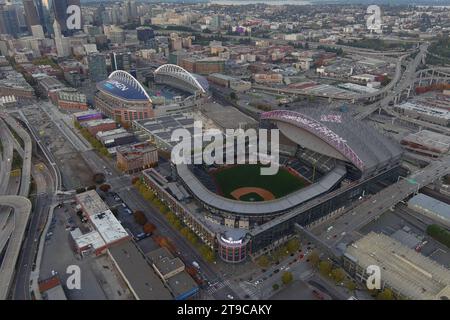 Eine allgemeine Gesamtansicht des T-Mobile Park (Vordergrundlage) und des Lumen Fieldon vom 23. Oktober 2023 in Seattle, Washington. (Foto: Kirby Lee/Getty Imag Stockfoto