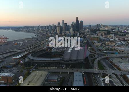 Eine allgemeine Gesamtansicht des T-Mobile Park (Vordergrundlage) und des Lumen Fieldon vom 23. Oktober 2023 in Seattle, Washington. (Foto: Kirby Lee/Getty Imag Stockfoto