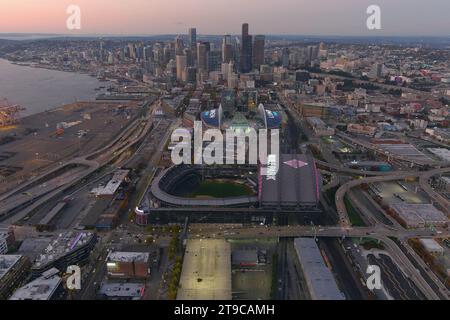 Eine allgemeine Gesamtansicht des T-Mobile Park (Vordergrundlage) und des Lumen Fieldon vom 23. Oktober 2023 in Seattle, Washington. (Foto: Kirby Lee/Getty Imag Stockfoto