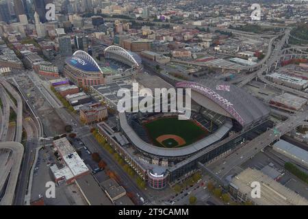 Eine allgemeine Gesamtansicht des T-Mobile Park (Vordergrundlage) und des Lumen Fieldon vom 23. Oktober 2023 in Seattle, Washington. (Foto: Kirby Lee/Getty Imag Stockfoto