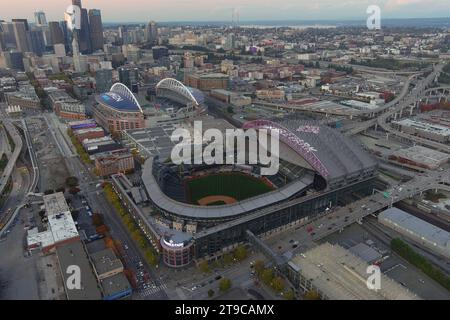 Eine allgemeine Gesamtansicht des T-Mobile Park (Vordergrundlage) und des Lumen Fieldon vom 23. Oktober 2023 in Seattle, Washington. (Foto: Kirby Lee/Getty Imag Stockfoto