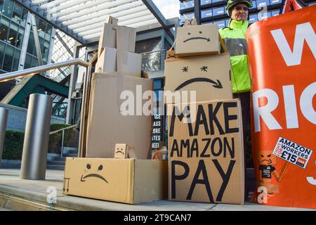 London, England, Großbritannien. November 2023. Amazon-Mitarbeiter und GMB-Gewerkschaft veranstalten einen Black Friday-Protest über die Bezahlung außerhalb von Amazon-Büros in London. (Kreditbild: © Vuk Valcic/ZUMA Press Wire) NUR REDAKTIONELLE VERWENDUNG! Nicht für kommerzielle ZWECKE! Stockfoto