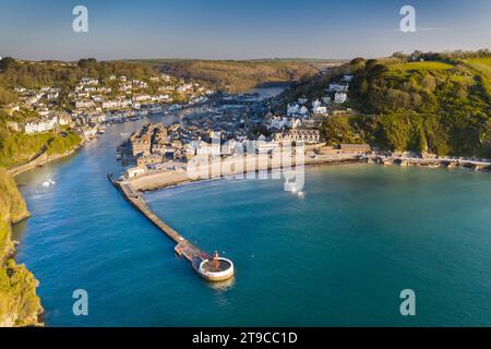 Blick aus der Vogelperspektive auf die wunderschöne kornische Fischerstadt Looe an einem sonnigen Frühlingsmorgen, Looe, Cornwall, England. Frühjahr (April) 2021. Stockfoto