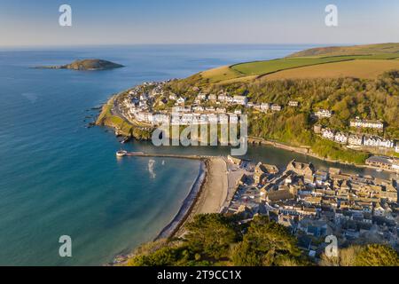 Blick aus der Vogelperspektive auf die wunderschöne kornische Fischerstadt Looe an einem sonnigen Frühlingsmorgen, Looe, Cornwall, England. Frühjahr (April) 2021. Stockfoto