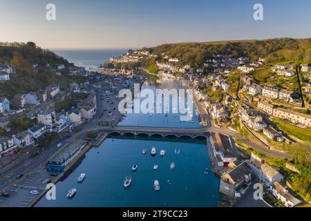 Blick aus der Vogelperspektive auf die wunderschöne kornische Fischerstadt Looe an einem sonnigen Frühlingsmorgen, Looe, Cornwall, England. Frühjahr (April) 2021. Stockfoto