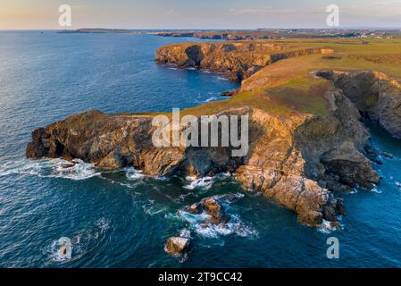 Blick aus der Vogelperspektive auf die zerklüftete Küste Nordkorns im Abendlicht, Park Head, Cornwall, England. Frühjahr (April) 2021. Stockfoto