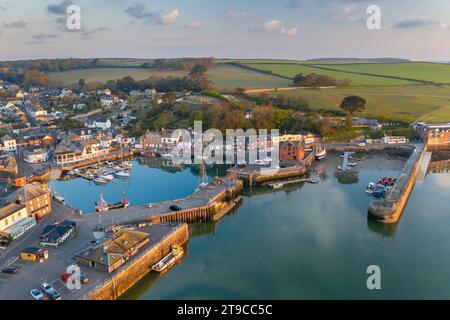 Luftaufnahme des Hafens von Padstow bei Sonnenaufgang, Padstow, Cornwall, England. Frühjahr (Mai) 2021. Stockfoto