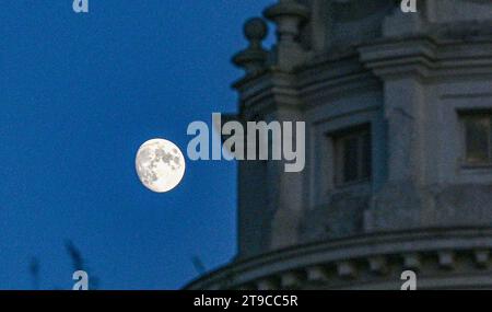 Brighton Großbritannien 24. November 2023 - der Mond steigt hinter dem Pepper Pot Gebäude in der Queens Park Gegend von Brighton auf nach einem hellen, aber kühlen Tag entlang der Südküste : Credit Simon Dack / Alamy Live News Stockfoto