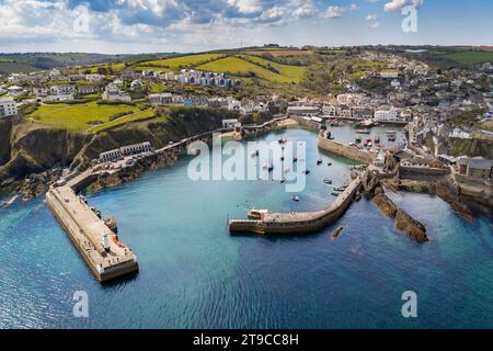 Luftaufnahme des Hafens von Mevagissey an einem sonnigen Frühlingstag, Mevagissey, Cornwall, England. Frühjahr (Mai) 2021. Stockfoto