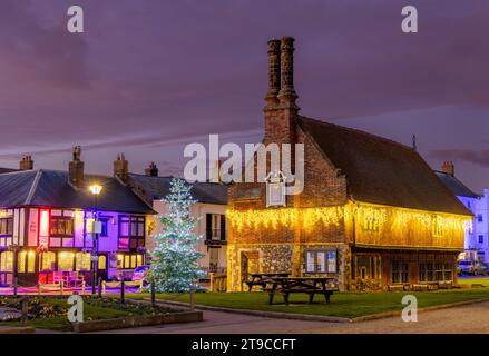 Die Moot Hall / Aldeburgh Museum at Night dekoriert mit Weihnachtslichtern, mit dem Mill Inn Public House im Hintergrund. Aldeburgh, Suffolk. UK Stockfoto