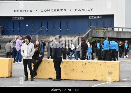 East Rutherford, Usa. November 2023. Arbeiter und Kunden werden evakuiert. American Dream Mall wurde wegen Bombendrohung am Black Friday in East Rutherford, New Jersey evakuiert. Bombendrohung zwang Evakuierungen und die vorübergehende Schließung der American Dream Mall am Black Friday. Zahlreiche Polizeibehörden reagierten und entschieden, dass das Einkaufszentrum sicher sei. Quelle: SOPA Images Limited/Alamy Live News Stockfoto