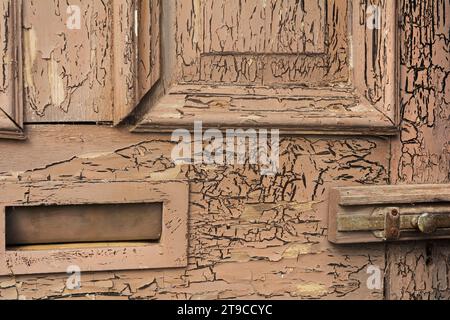 Alte Tür mit abblätternder Farbe Stockfoto